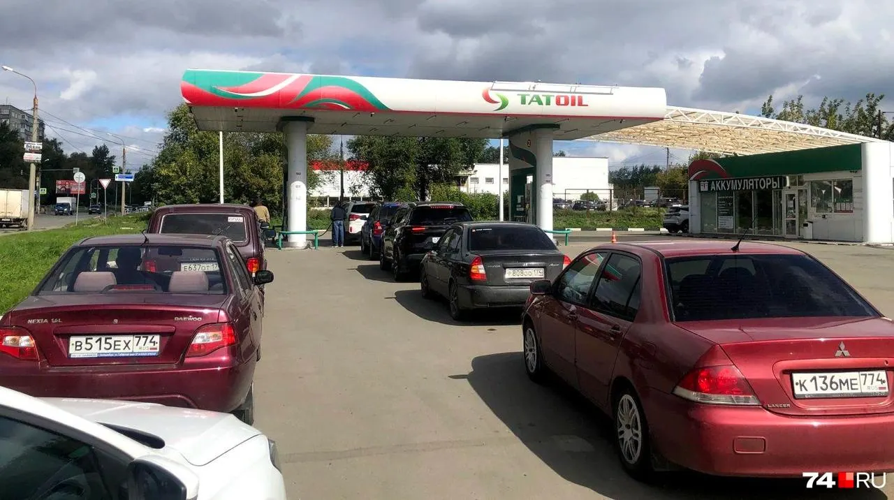 Автолюбители сообщают о проблемах с компенсациями после ремонтов автомобилей, сделанных на заправках, а также о недоступности телефона и офиса компании. Один водитель получил обещание вернуть 170 тысяч рублей, но деньгi пока не перечислены.