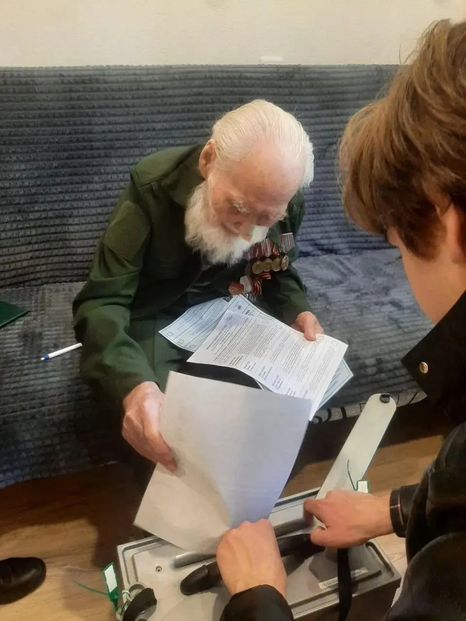 99-летний ветеран принял участие в голосовании; организовано выездное голосование на дому с участием комиссии и наблюдателей.