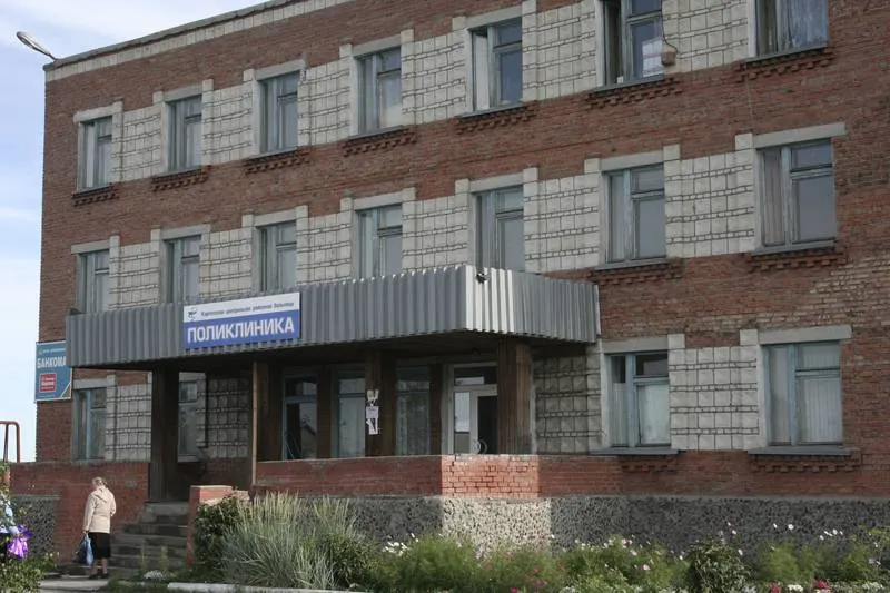 Прокуратура выявила занижение зарплат 193 сотрудников за два месяца; суд принял сторону работников и обязал больницу вернуть недоплату.