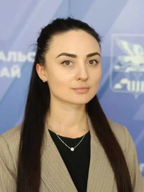 Квашенкова освободила должность по собственной инициативе с 1 сентября 2026 года. На место временно назначен Антон Степанов.