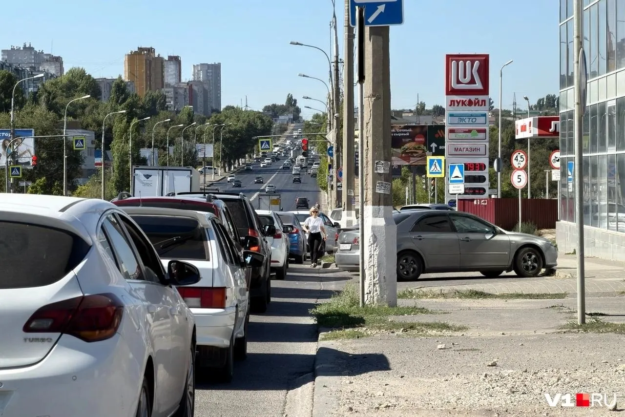 Очереди за бензином растут, на АЗС вводят лимиты; ситуация может повлиять на цены и повседневную жизнь.