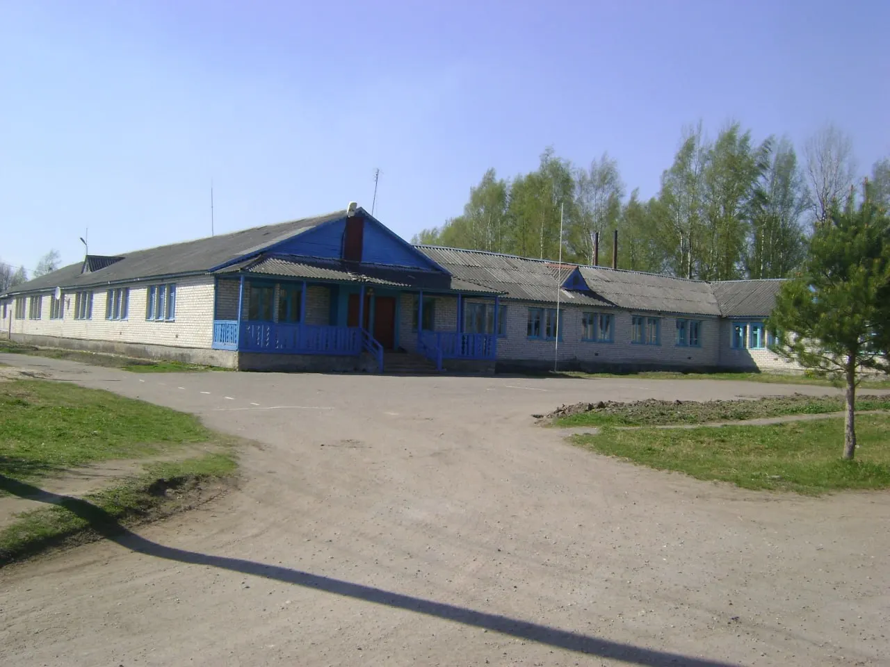 Жители деревни Рубилово столкнулись с повторяющимися отключениями воды без предупреждения; подвоз воды не организован.