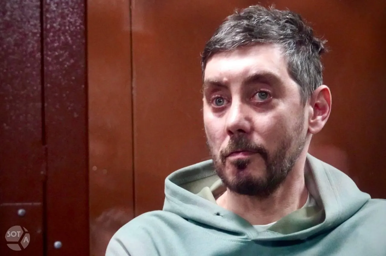 Бывший редактор издания в СИЗО получил травму руки; позже у него развился энцефалит. Родственники утверждают, что необходимая медицинская помощь недоступна.