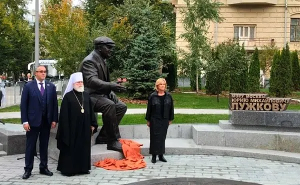 Памятник установлен на пересечении Большого Сухаревского переулка и улицы Сретенка по случаю 90-летия рождения бывшего мэра.