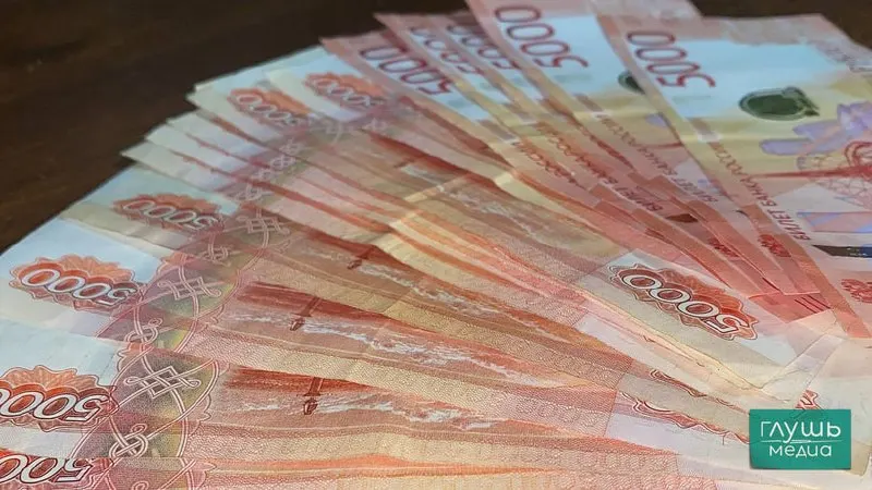 Женщина поверила мошенникам и перевела 100 тысяч рублей после якобы звонка о доставке посылки.