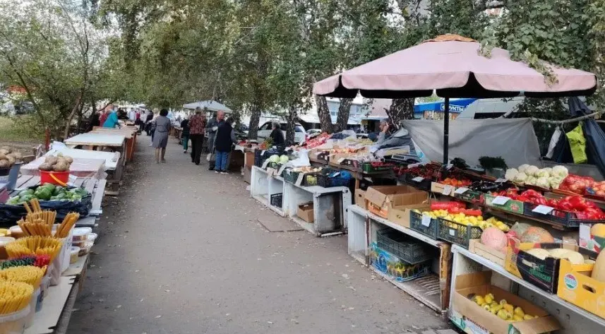 В Ленинском районе прошёл рейд против стихийной торговли; участие администрации, полиции и добровольной народной дружины; проверки пройдены по адресам Попова, 64, и Малахова, 64, 82 и 86; по итогам составлены четыре протокола об административных правонарушениях.