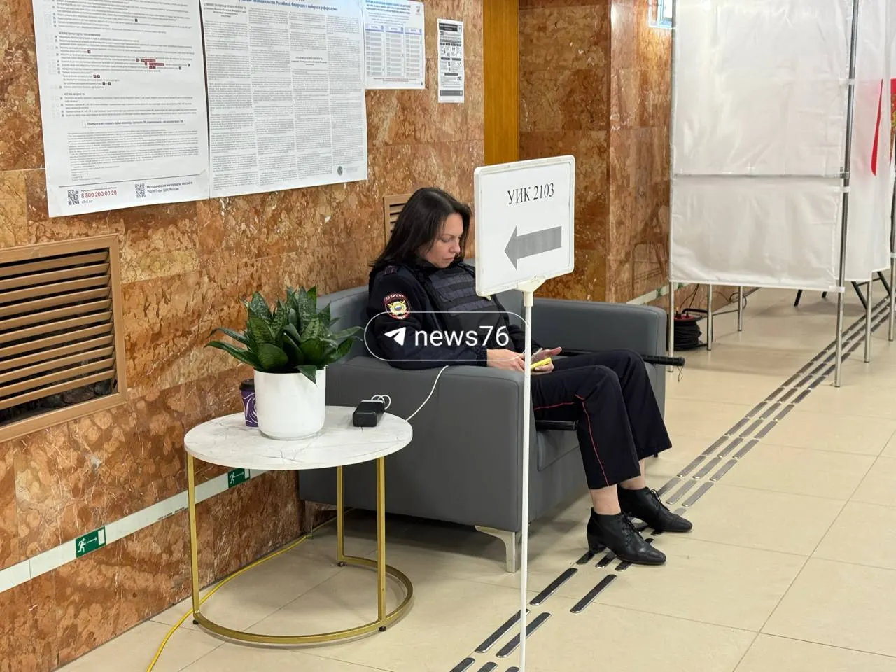 После ремонта в Дворце Молодежи открылись два избирательных участка; явка пока невысока.