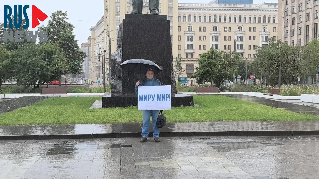 За пикет на Триумфальной площади во время выборов в Госдуму активиста оштрафовали на 50 тысяч рублей по статье о дискредитации ВС РФ.