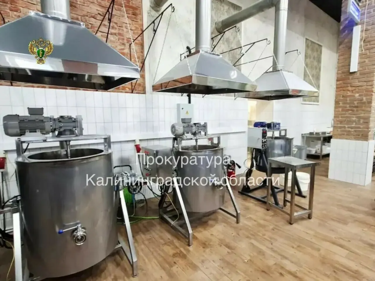 В январе 2026 года работница варочного цеха повредила руку во время смены. Прокуратура подала иск о взыскании 300 тысяч рублей морального вреда, а предпринимателя привлекли к административной ответственности.