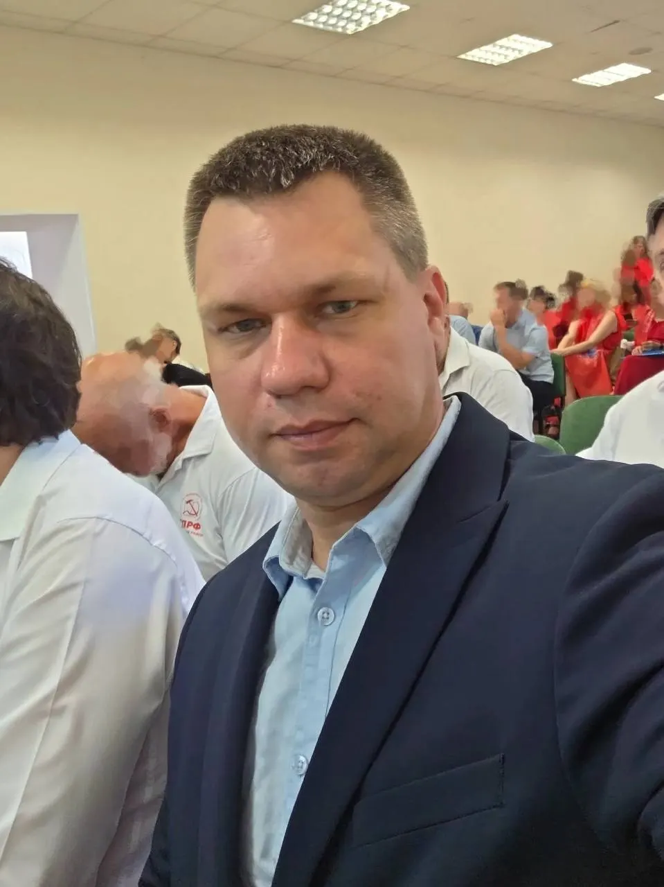 Кандидат от КПРФ получил травмы во время нападения на улице; полиция начала расследование.