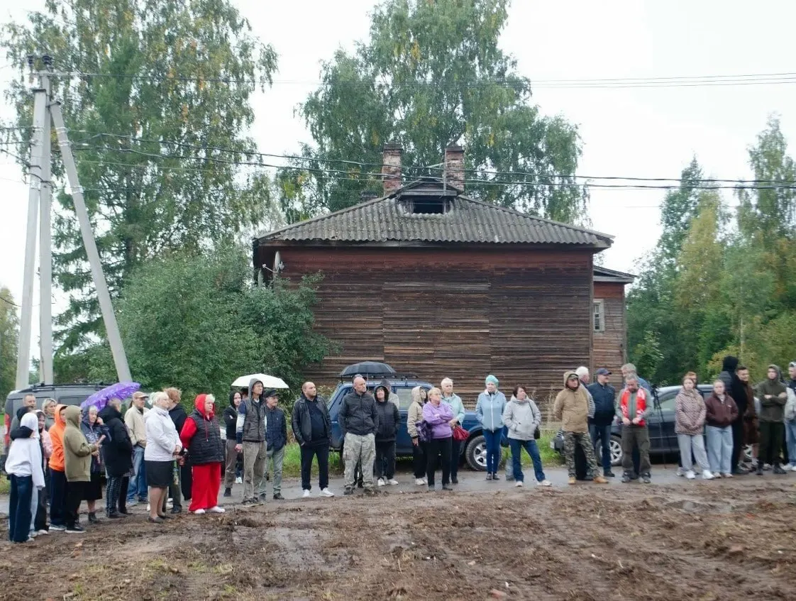 Около 40 человек вышли на митинг, потребовав отставки главы Дмитрия Михайлова и его заместителей. Участники указали на проблемы с дорогами, аварийными домами и водоснабжением, а также на мусор у памятника.