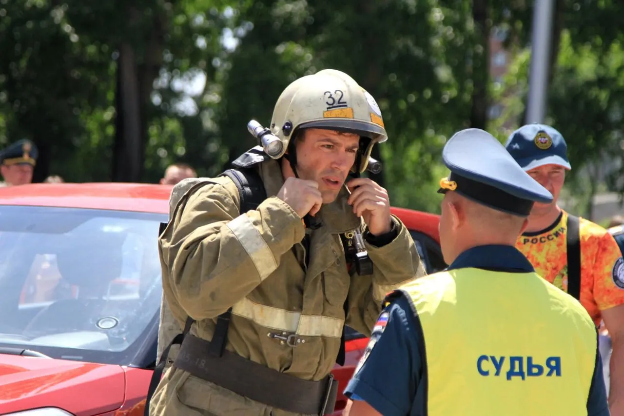 Начальник караула получил серьёзные травмы после падения с высоты во время тренировки; ему предстоит длительное восстановление, организован сбор средств для реабилитации.