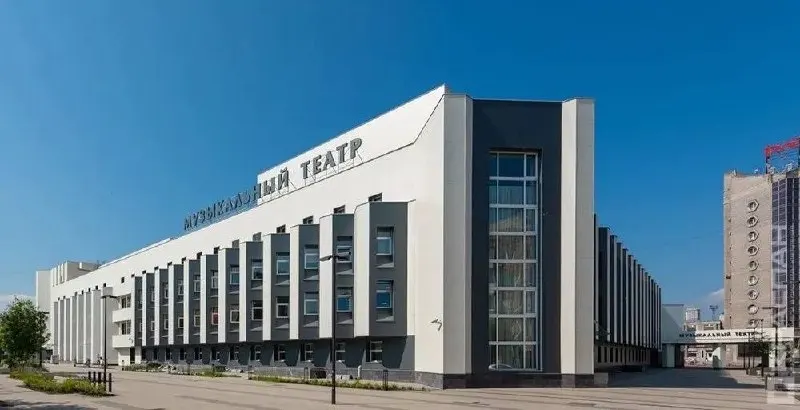 Часть средств, выделенных на постановку, оказалась потрачена не по целевому назначению; директор театра обнаружена виновной и оштрафована, расследование продолжается.