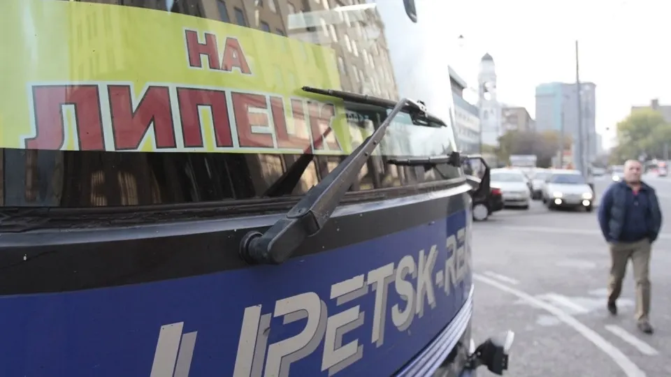 Летом 2026 года спрос на автобусы растет на фоне частых закрытий аэропортов и топливного кризиса. Автобусы становятся альтернативой авиаперелетам и железнодорожному сообщению.