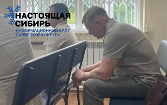 После приостановки дела о мошенничестве с жильём сирот супруг экс‑чиновника отправился на фронт; расследование продолжается по другим фигурантам, а сама бывшая чиновница уволилась.