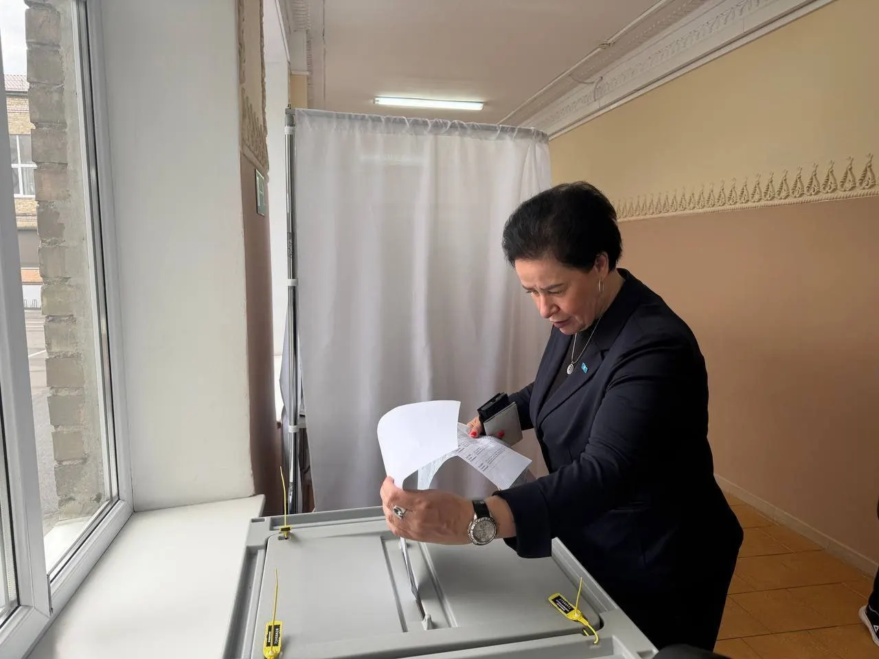 Елена Дятлова посетила участок, чтобы оценить работу участков и призвать жителей региона прийти на выборы.