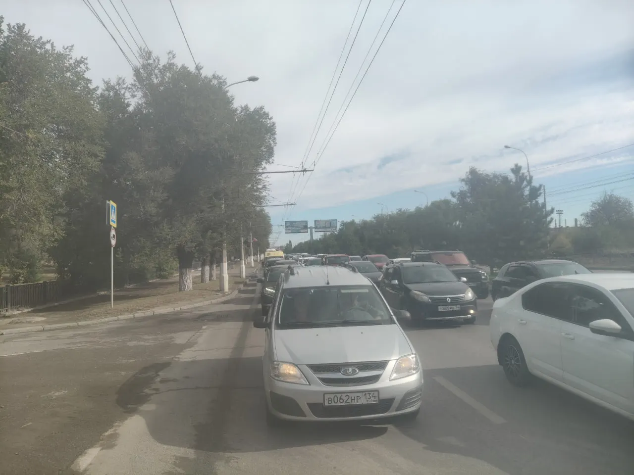 Утром Волгоград столкнулся с масштабной пробкой, простирающейся от Монолита до Дворца спорта; очереди на заправках могут усугублять ситуацию.