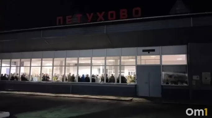 Во время ночного инцидента на маршруте Тында — Кисловодск на станции Петухово пассажиров эвакуировали, около 300 человек ждали объяснений, причины остановки пока не уточняются.