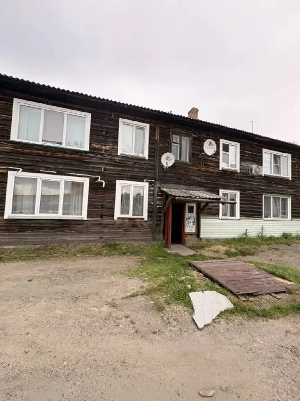 Соседи заметили на улице без присмотра восьмилетнего ребенка; участковый прибыл для проверки условий проживания. Женщина ударила сотрудника и скрылась. Суд назначил условное наказание и обязал выплату компенсаций.