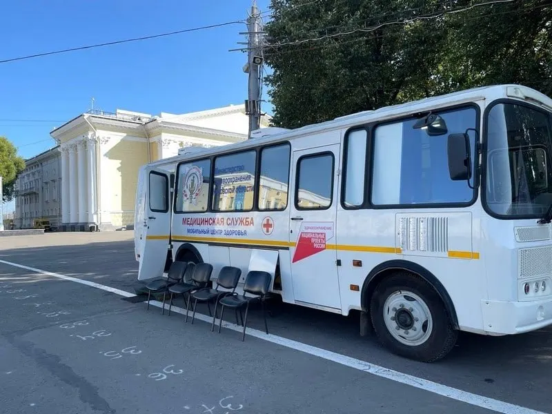 Вакцина доступна в поликлиниках и мобильных пунктах вакцинации по адресам Театральная площадь, Площадь Маршала Конева и ЦУМ; часы работы приведены ниже.