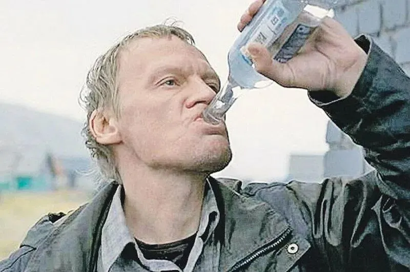 Средний житель региона потребляет более 8 литров алкоголя в год, приблизительно две трети объема — домашний алкоголь. На учете в регионе состоят свыше 21 тысячи человек с хроническим алкоголизмом, половина из которых — возраст 40–59 лет.