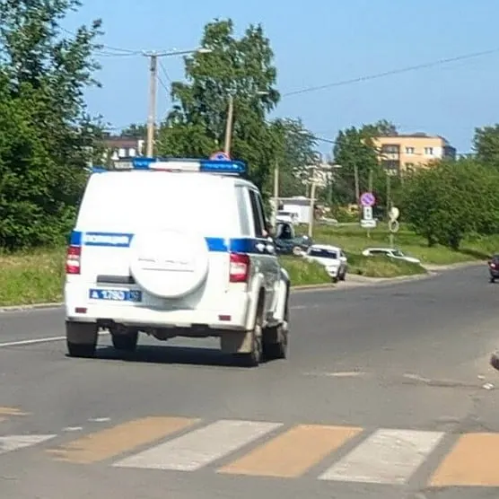 На перекрестке Парфенова и Ровио 26 сентября около 12:04 напали на 75-летнего мужчину; пострадавшему нанесены синяки, инцидент зафиксирован камерой.