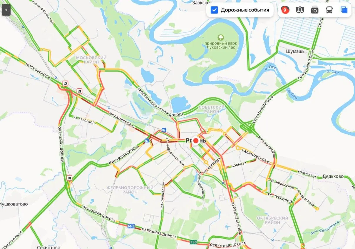 Из-за сильного дождя движение затруднено по городу: на карте пробок отмечаются массовые задержки.