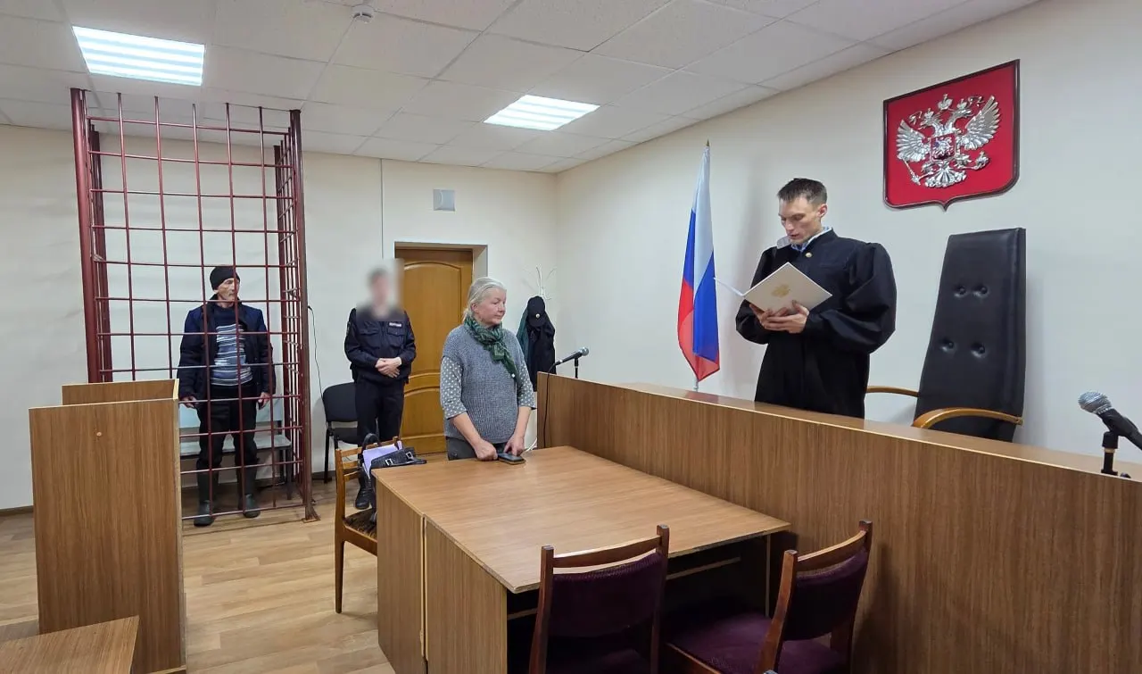 Следствие считает, что обвиняемый поджег крыльцо запасного входа в дом культуры, где располагался избирательный участок; дело находится под домашним арестом.