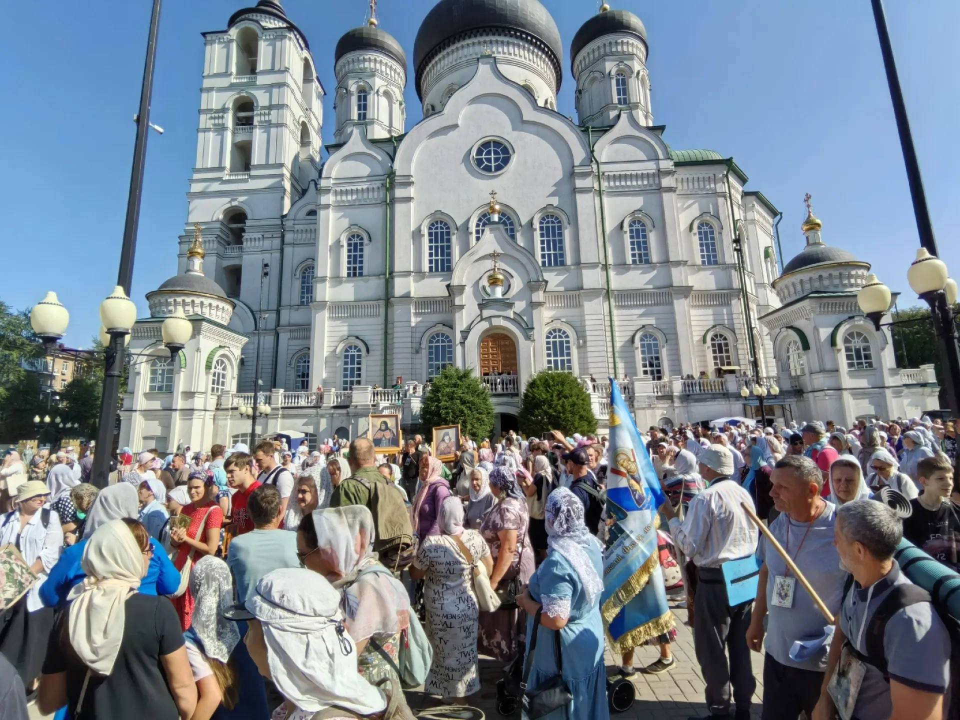 Шествие запланировано на после полудня; дорожные ограничения уже введены.