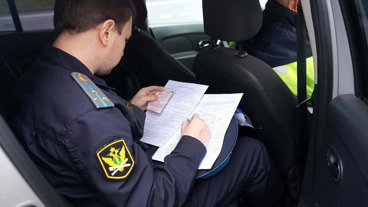 Страховая компания потребовала возмещения недостающей суммы после аварии под Санкт-Петербургом; приставы арестовали счета должника и запретили регистрационные действия с двумя автомобилями, после чего 800 тысяч перечислены взыскателю.