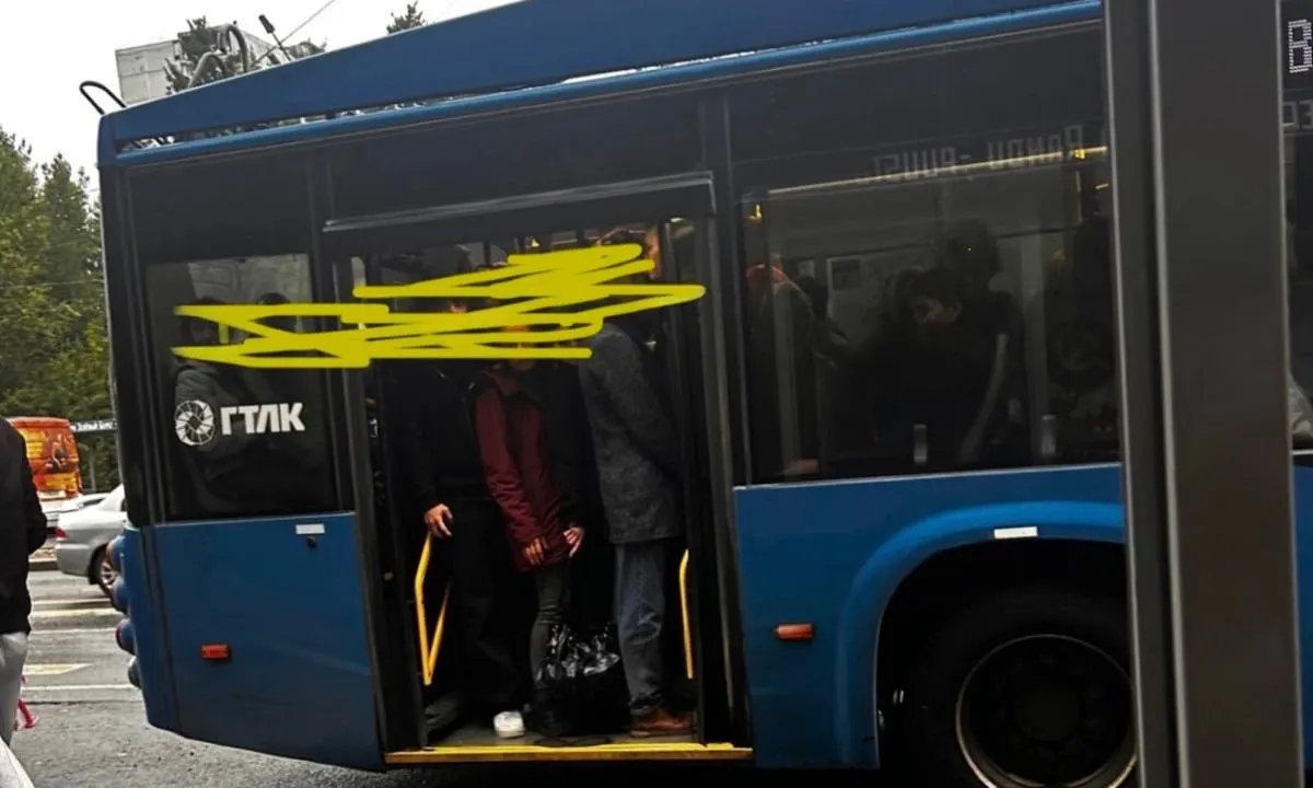 Жители Петрозаводска жалуются на переполненные автобусы и троллейбусы и просят увеличить частоту утренних рейсов.
