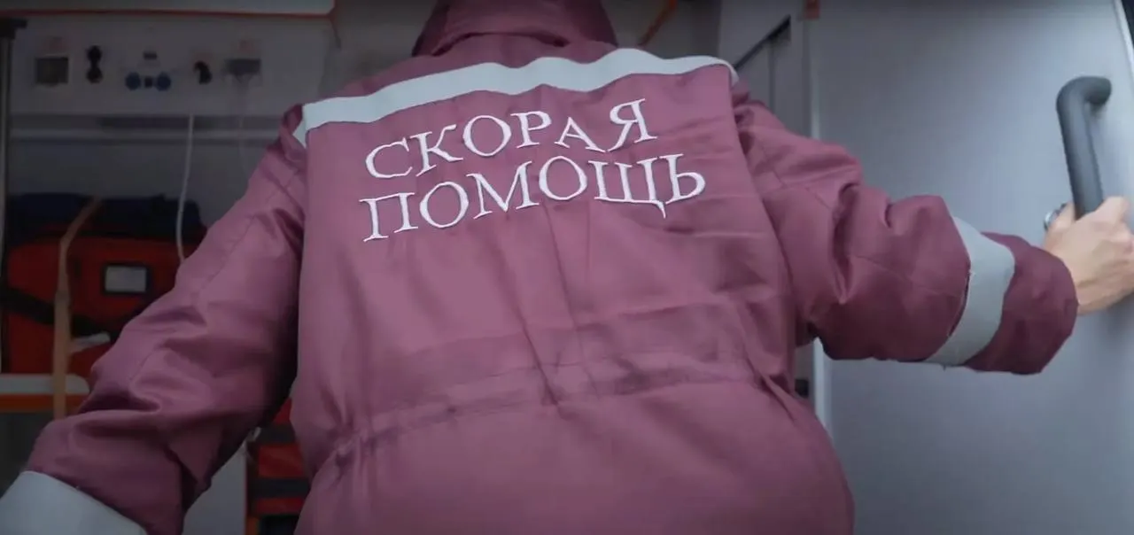 Пожар в многоквартирном доме унес жизнь пожилой женщины; 14 человек эвакуированы, тушение осуществляли 13 спасателей и четыре единицы техники. Вероятная причина — нарушение правил эксплуатации бытовых электроприборов.