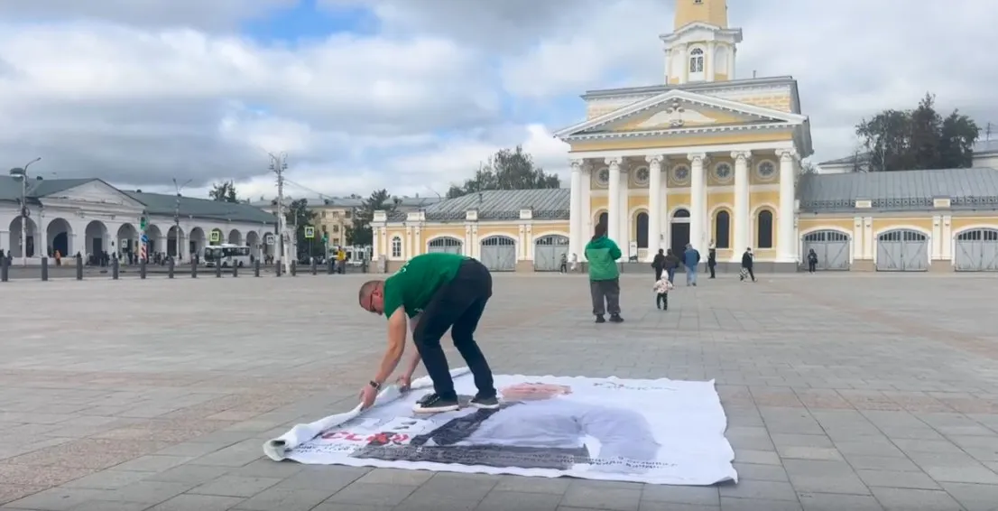 Кандидат в депутаты разместил баннеры на центральной площади города; власти запретили размещение на билбордах, полиция проверяет возможное нарушение порядка проведения агитации.