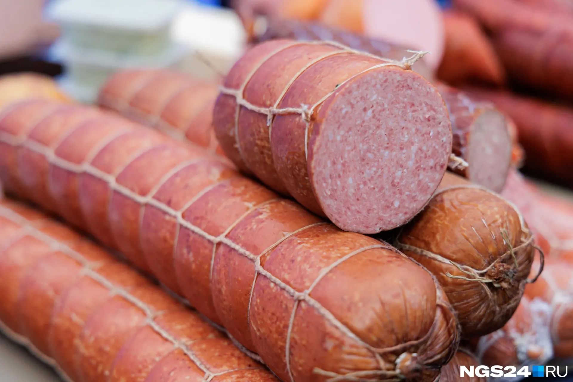 В перечне — кондитерские изделия и продукты, продажи организуют в 19 магазинах Омской и Томской областей; поставки начнутся 1 октября на полгода.