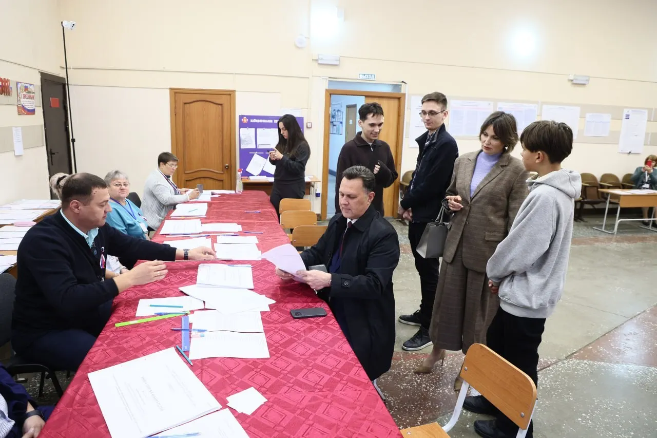 Глава города проголосовал вместе с семьёй на одном из участков и призвал красноярцев активно участвовать в голосовании.