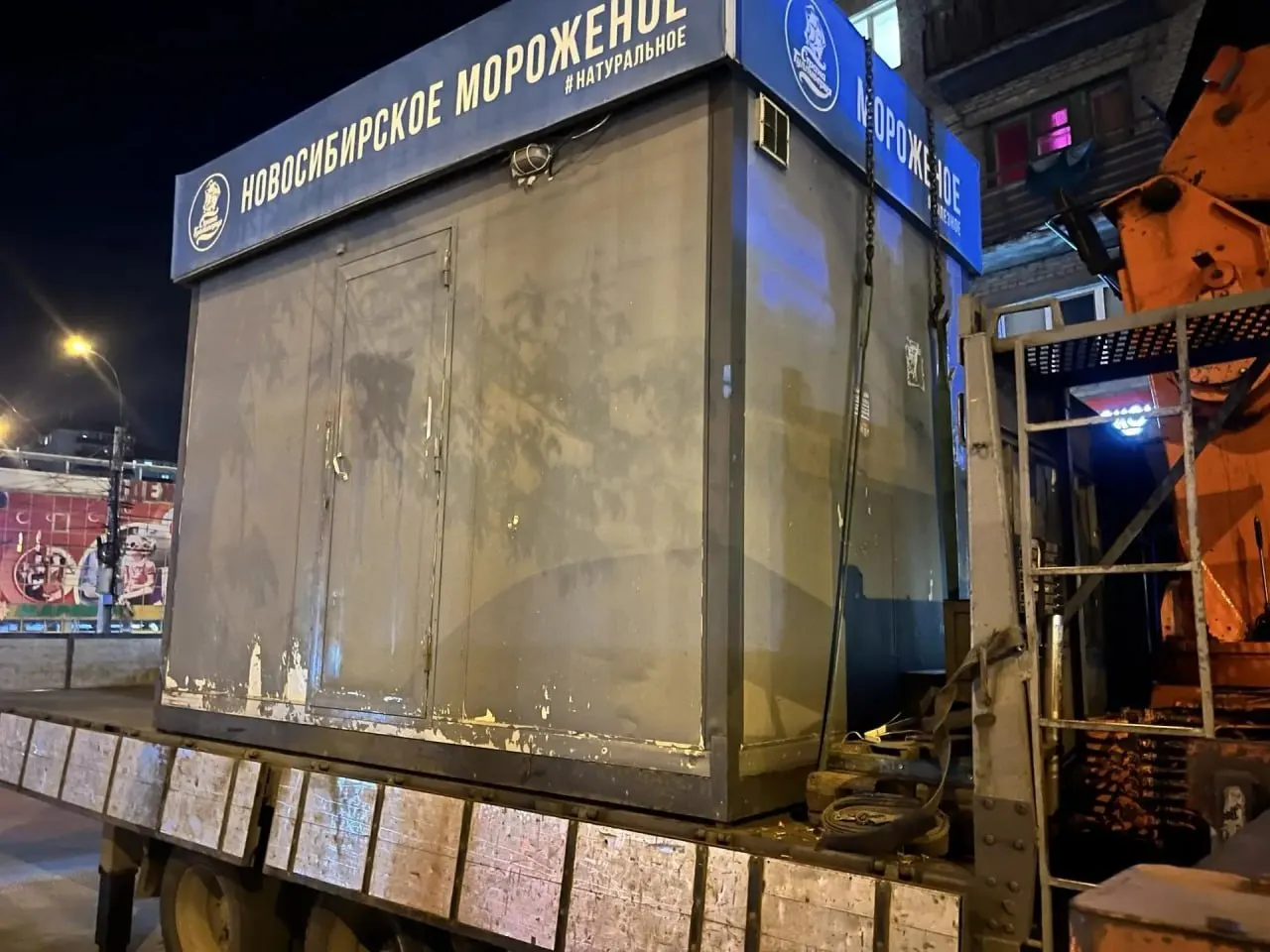 Муниципальные службы демонтировали киоски на нескольких улицах города, заявив, что объекты были установлены без разрешения.