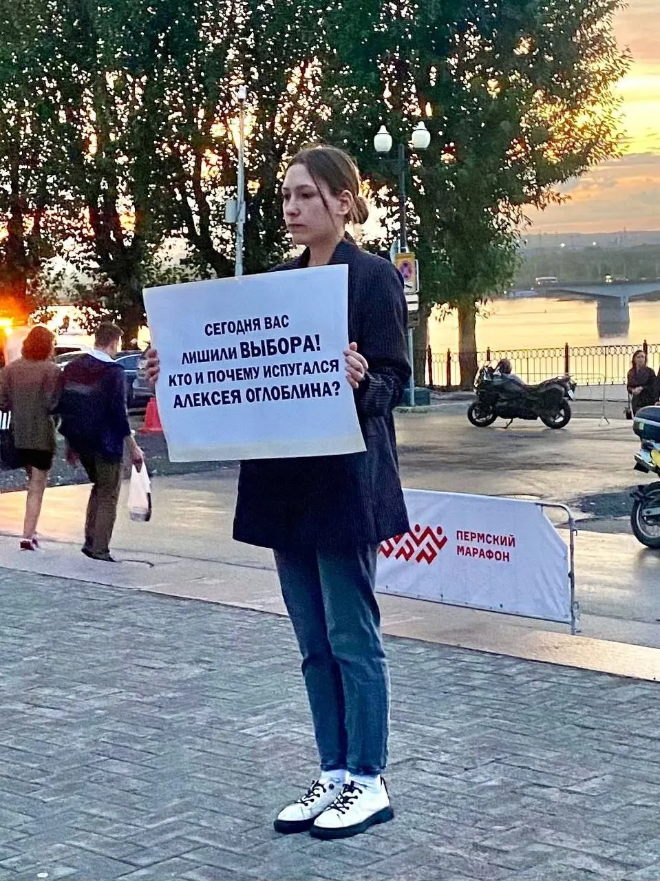 4 сентября в Перми на Ленинском районе состоялся одиночный пикет в поддержку Алексея Оглоблина, кандидата в депутаты городской думы. Краевой суд отменил решение об отказе в регистрации; он намерен обжаловать. Активист ранее участвовал в антивоенных акциях и планирует наблюдать за выборами.