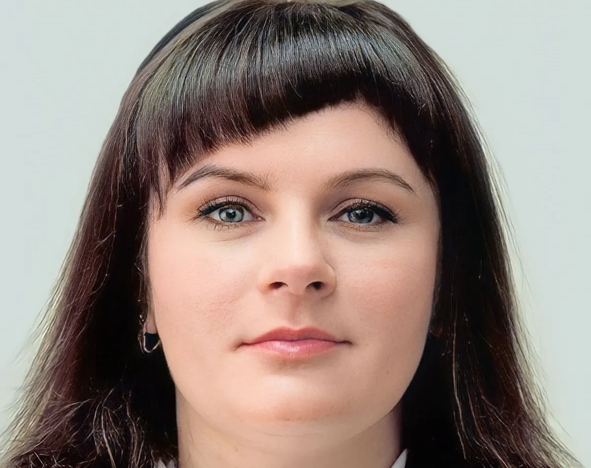 Анна Николаева, ранее руководившая комитетом ЖКХ и дорожного хозяйства, назначена исполняющим обязанности главы Палкинского района. Ранее она занимала пост замглавы администрации Островского района; после ухода БЫстрова в Законодательное собрание она покинула администрацию района. Сегодня завершился срок полномочий прежнего руководителя Палкинского района Ольги Потаповой.