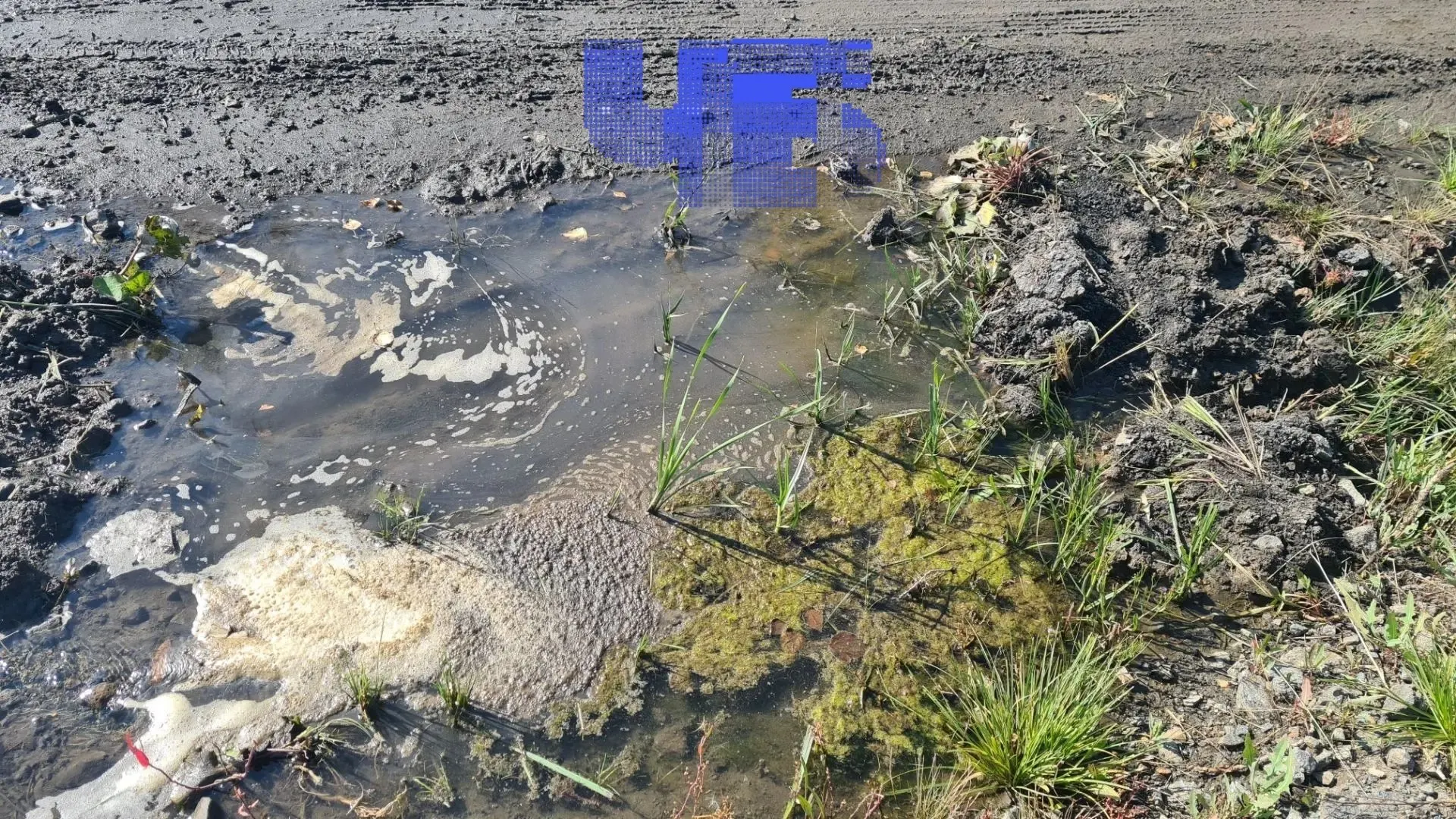 Из‑за длительной аварии магистрального водовода в Чурилово расходы местного бизнеса на водоотведение выросли с 20 до 230 тысяч рублей в месяц. Насос фиксирует повышенный сброс воды, реальная потребляемая вода не изменилась, реакции со стороны коммунальщиков пока нет.