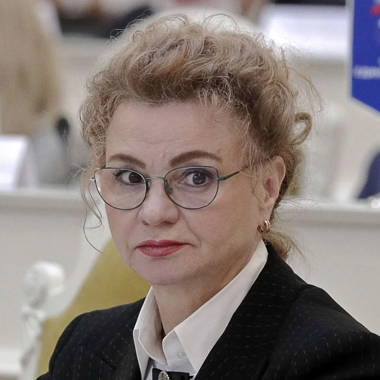 Дело касается фиктивного трудоустройства сотрудников в школе и выплат зарплат на значительную сумму; прокурор требует наказания для обвиняемых.