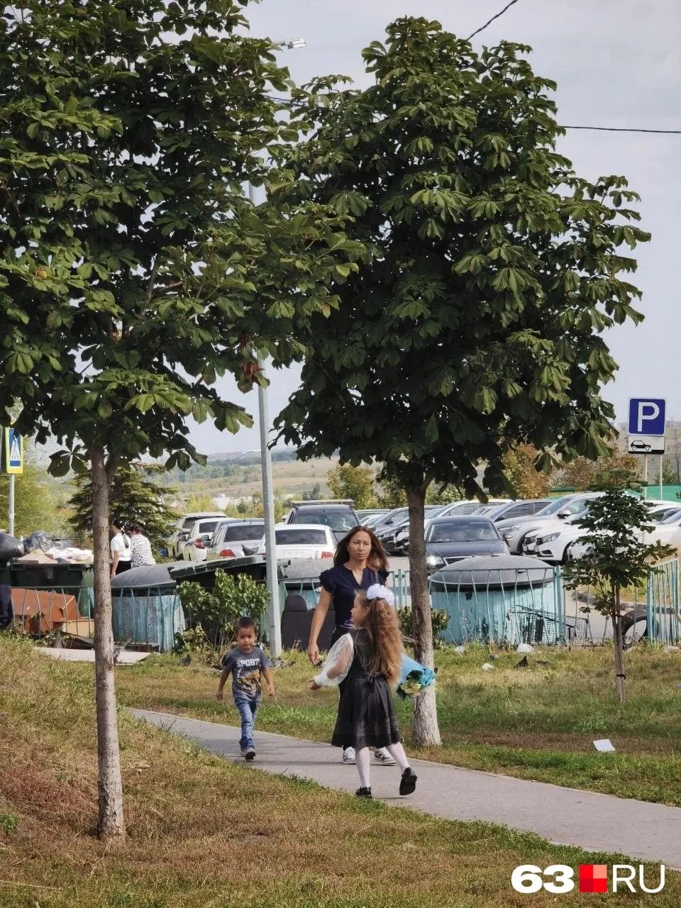 Улицы города наполнены атмосферой начала учебного года: дети нарядно одеты, родители снимают фото на телефоны и камеры.