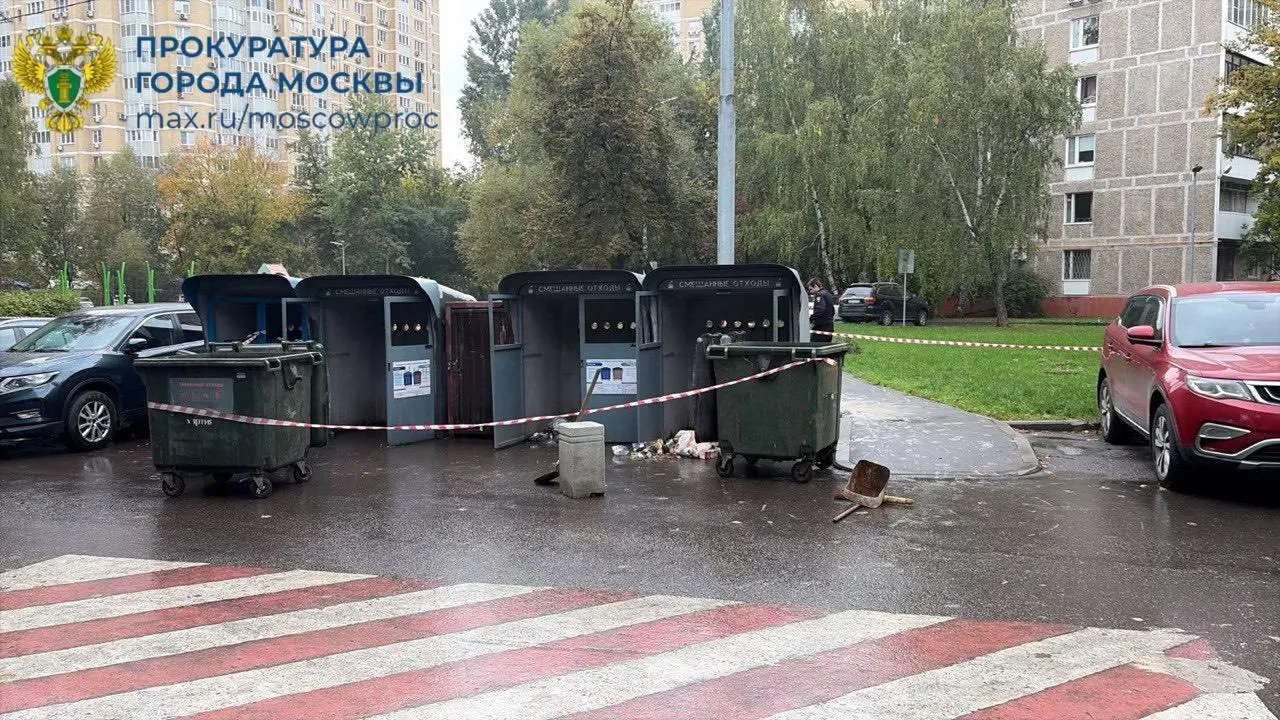 Следователи изучают записи камер наблюдения на месте происшествия.