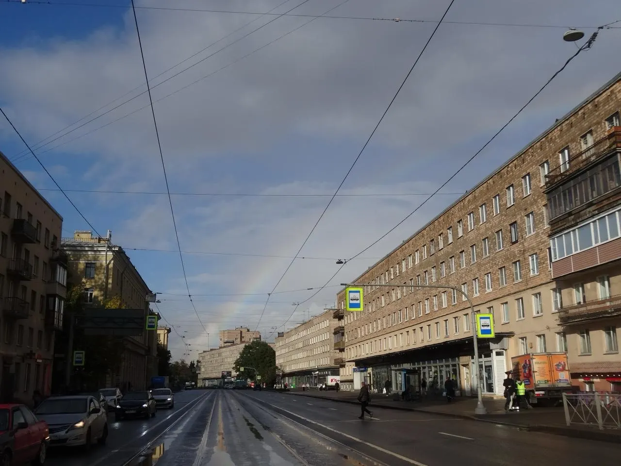 Ночные явления в городе: радуга, туман, ДТП на трассе у Ульяновки; инцидент на станции метро, штраф за попытку голосования без регистрации и сообщения о последствиях ударов по регионам.