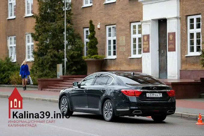 Правительство региона планирует пополнить автопарк двумя дорогими автомобилями; ранее закуплено пять автомобилей на сумму около 13,7 млн рублей; общая сумма обновления составляет примерно 25,1 млн рублей. Налоги граждан идут на оплату новых машин, что вызывает недовольство по поводу общественного транспорта.