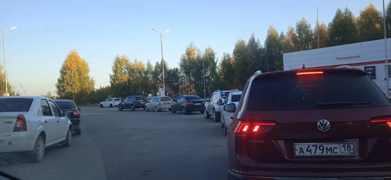 В регионе сокращаются очереди на заправках по мере нормализации поставок бензина, однако общая ситуация остается неустойчивой.