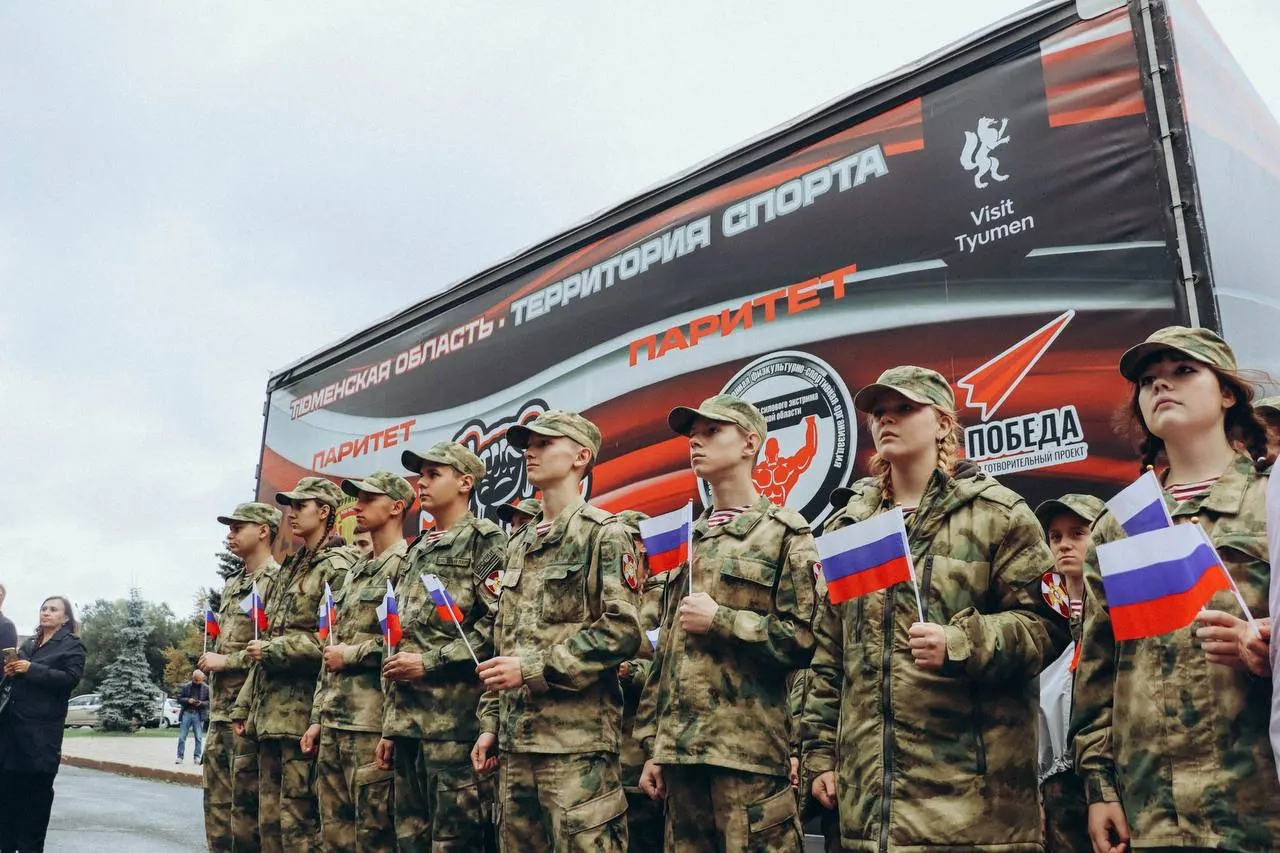 Юные кадеты Росгвардии и воспитанники морского центра приняли участие в очередном сборе гуманитарной помощи и написали письма бойцам.