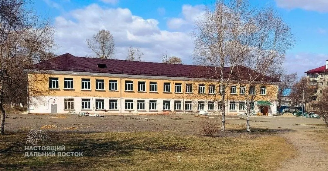 Из-за отсутствия парт ученикам приходится заниматься прямо на полу; капитальный ремонт идёт медленно, физкультура проходит во ФОК.