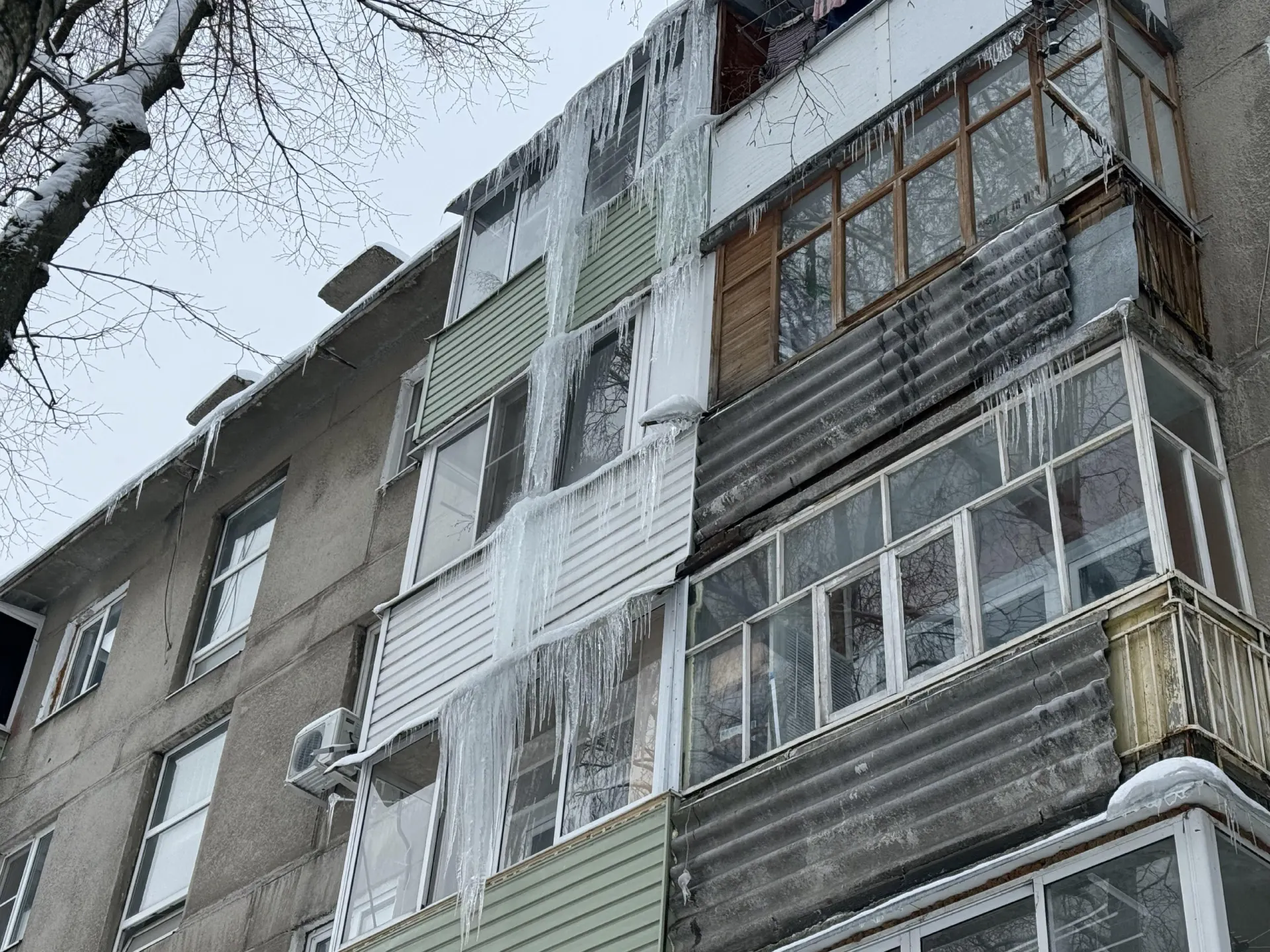 Жители региона за прошлую зиму зафиксировали около 400 обращений по снегу и наледи; город готовится к предстоящим холодам.