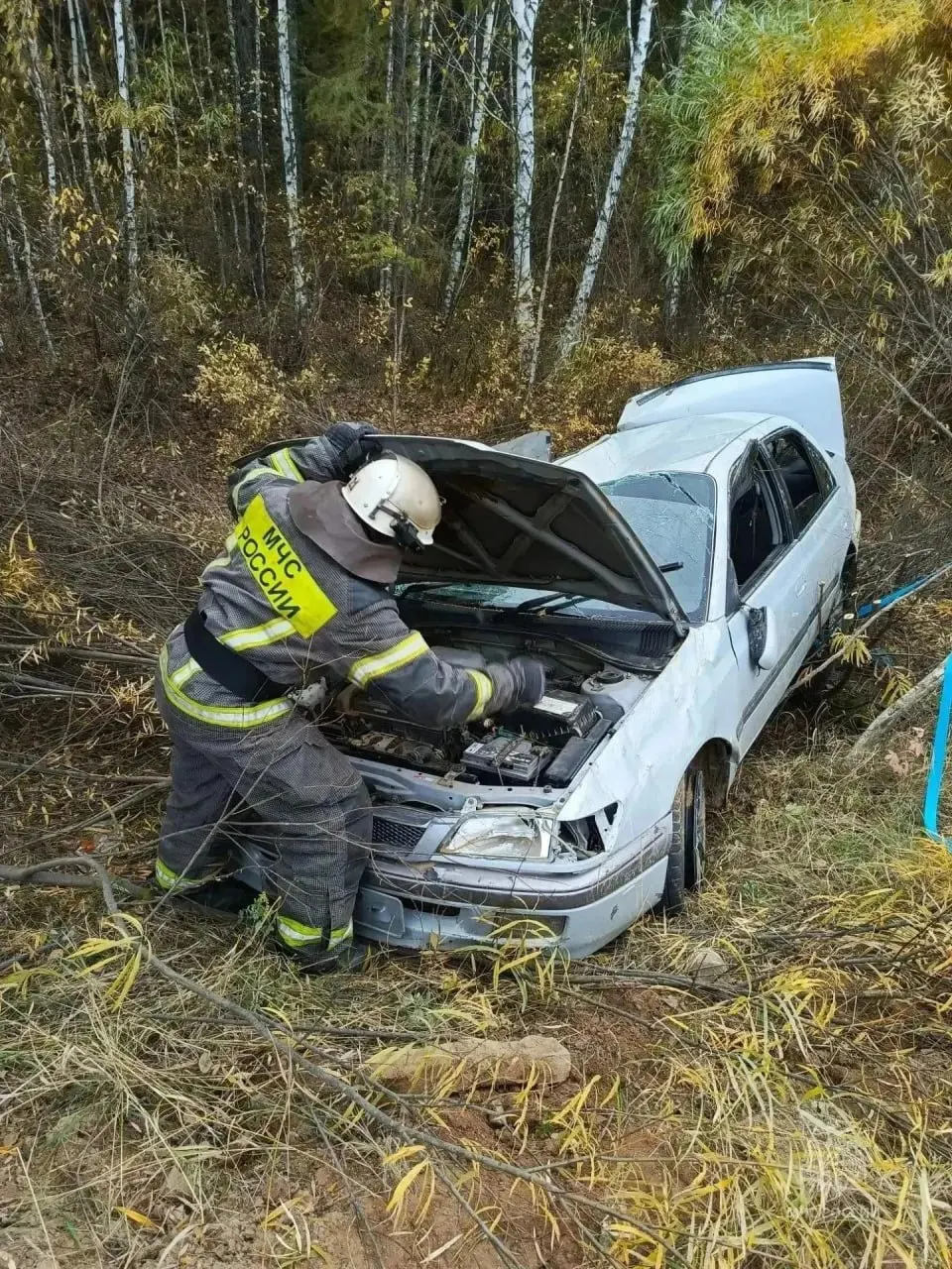 В дорожной аварии получил травмы ребёнок, двое пассажиров госпитализированы; на месте работают спасатели.