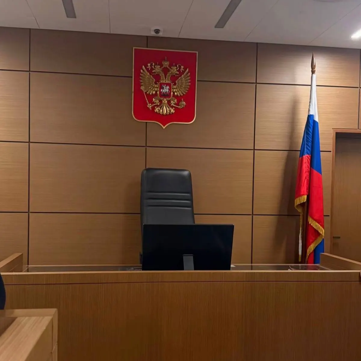 Суд в Екатеринбурге признал администратора чата виновным в публичной демонстрации запрещённой символики и назначил арест на 10 суток за публикации флага.